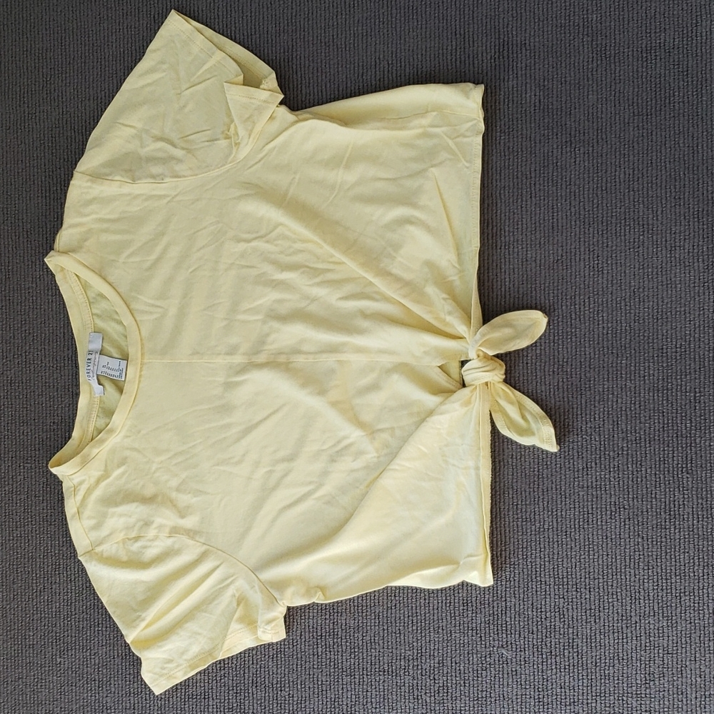 F21 cute yellow tie front cropped tee